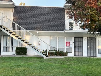 outside leasing office - Photo Gallery 14