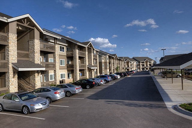 a row of cars parked in front of a building