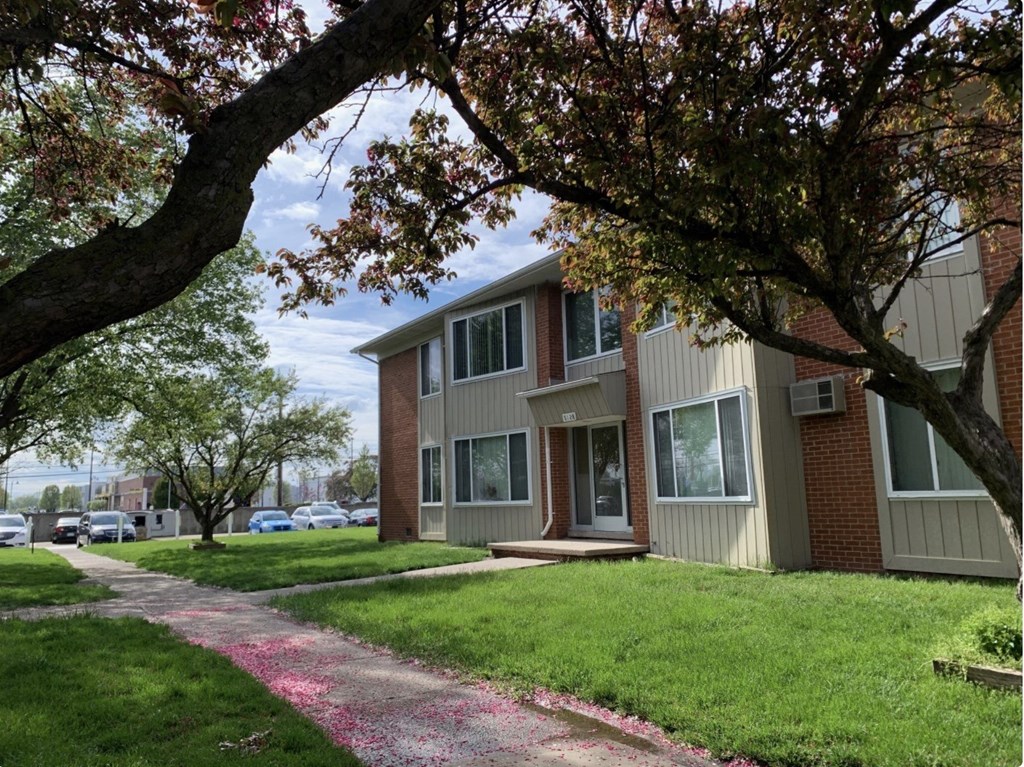 Balmoral Arms Apartments, 8129 Independence Drive, Sterling Heights, MI