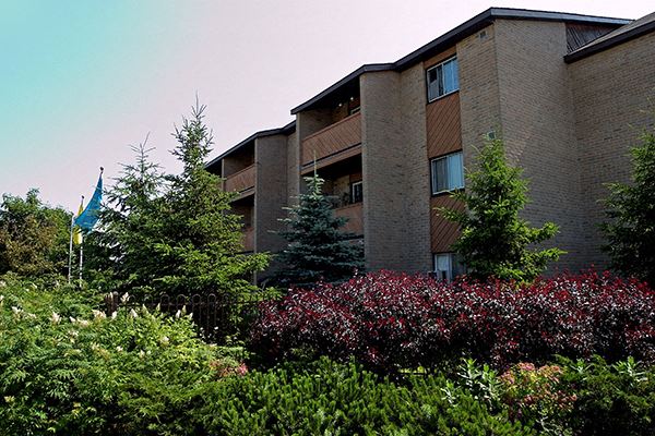 Front view of the building in the Bayridge Court Apartment, 101-1015 Pembridge Cres Kingston, ON - Photo Gallery 1