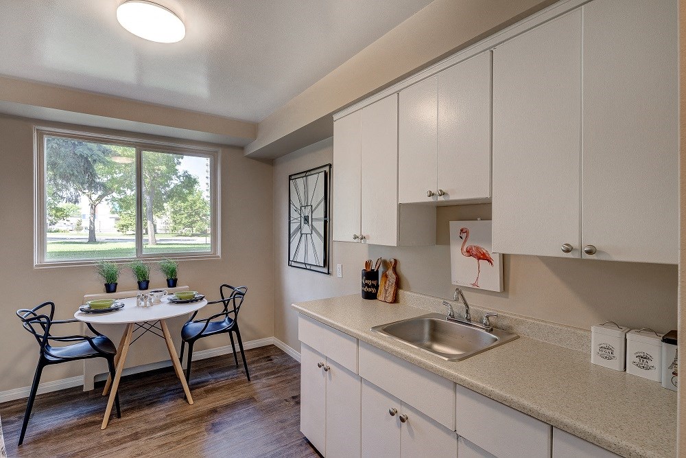 the preserve at ballantyne commons apartment kitchen and dining area