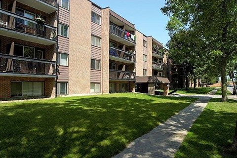a sidewalk in front of an apartment building