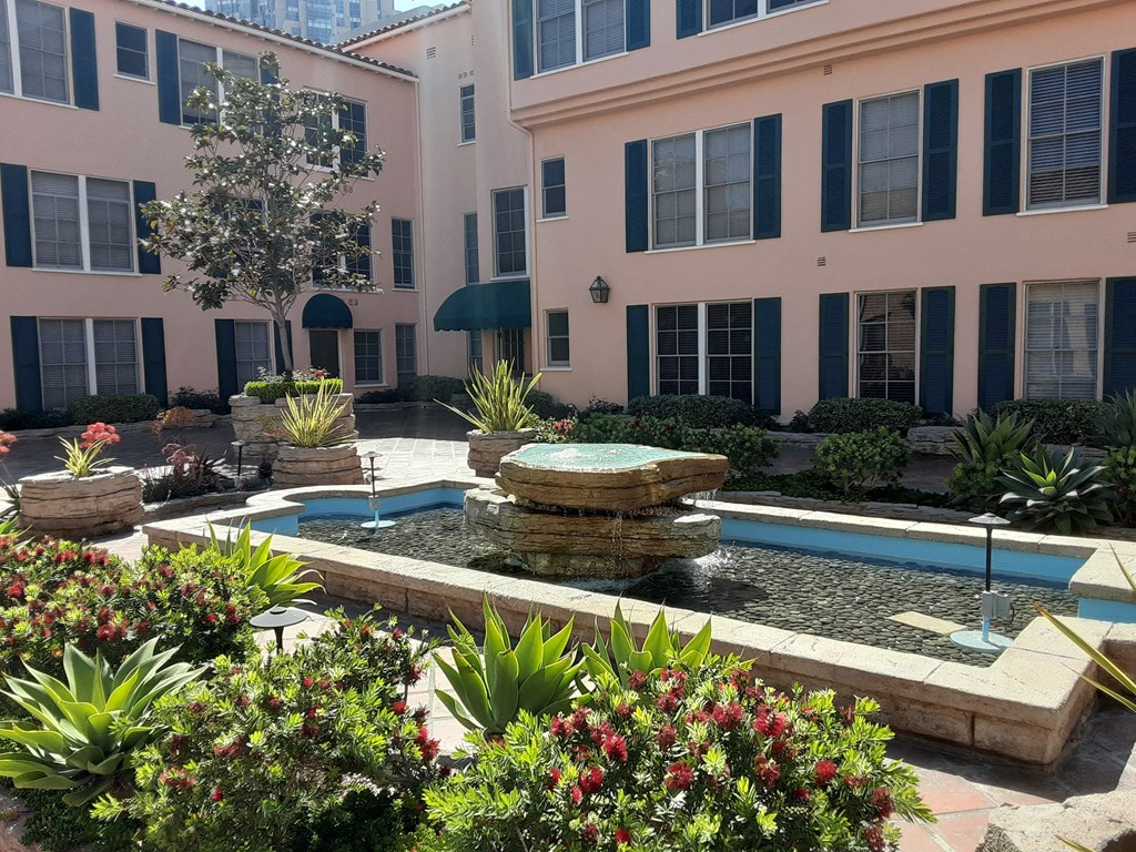 Lindbrook Manor Apartments Courtyard