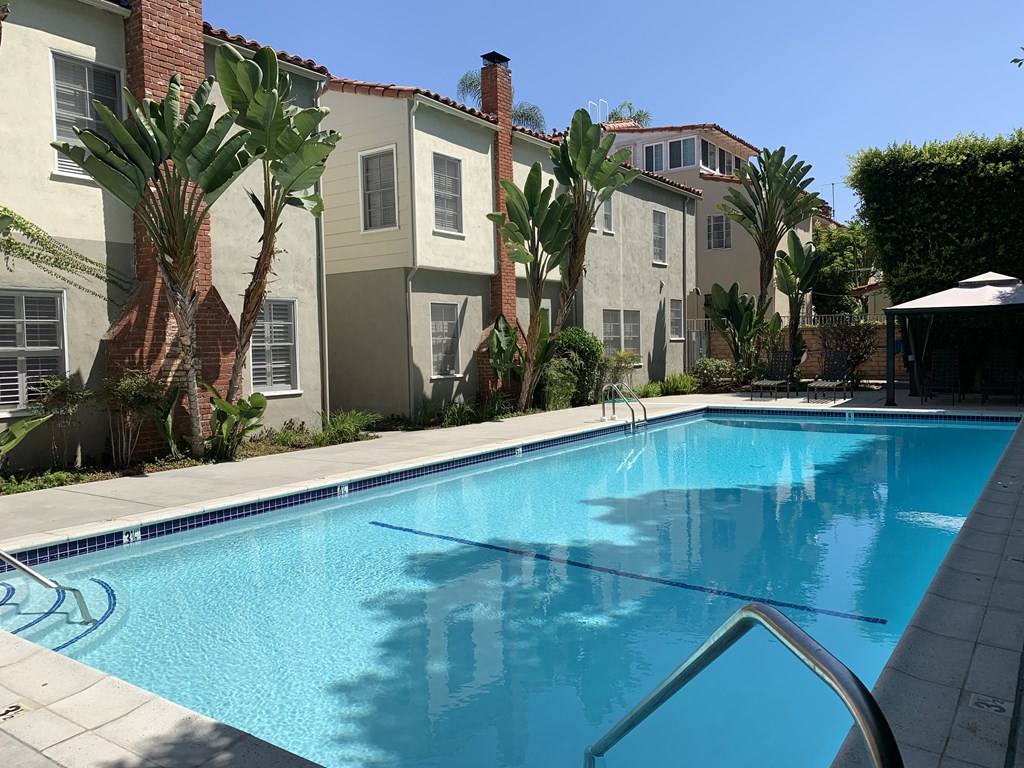 Lindbrook Manor Apartments Pool