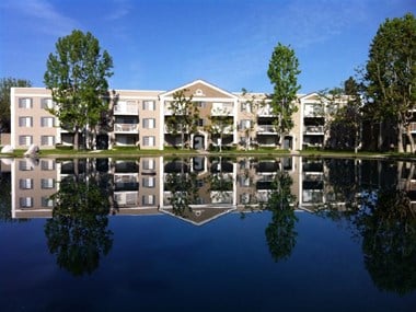 Versailles on the Lake Apartments