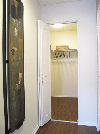 Versailles on the Lake Apartment unit Versailles on the Lake Apartment unit - Photo Gallery 5