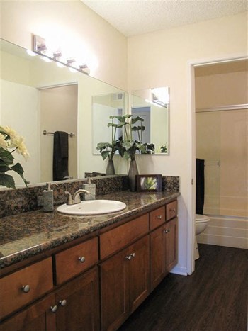Versailles on the Lake Apartment unit Versailles on the Lake Apartment unit - Photo Gallery 4