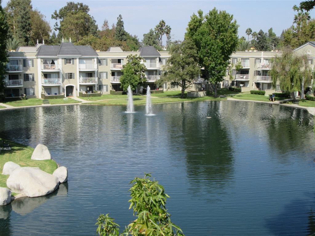 Versailles on the Lake Apartments pool