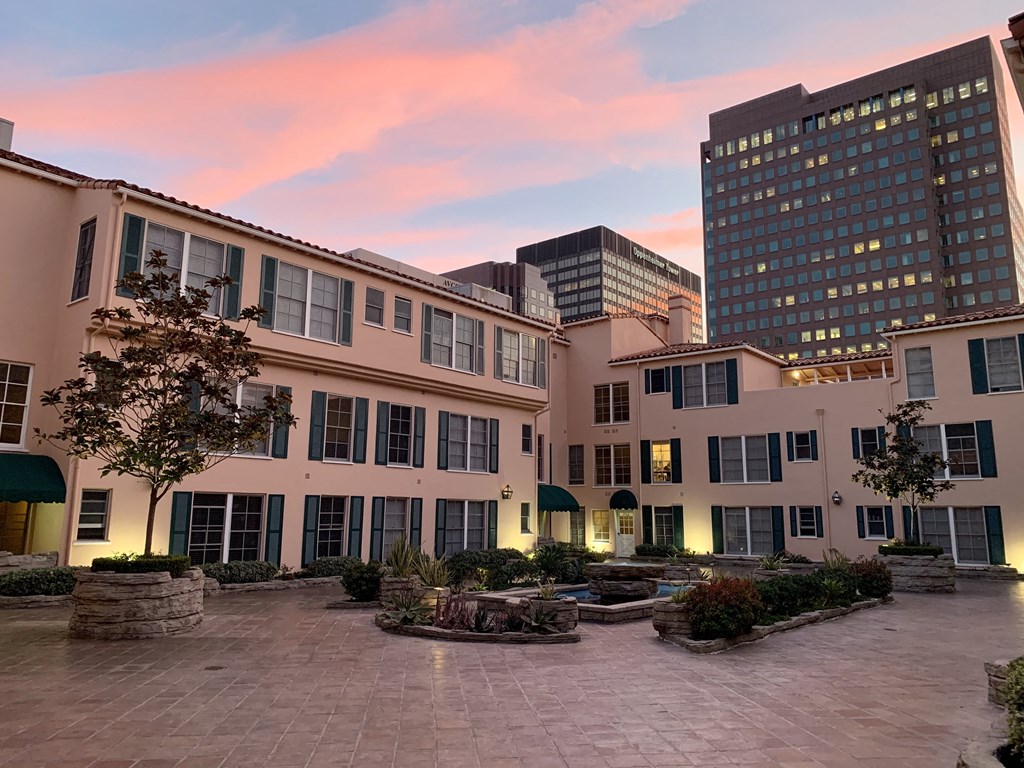 Lindbrook Manor Apartments Courtyard