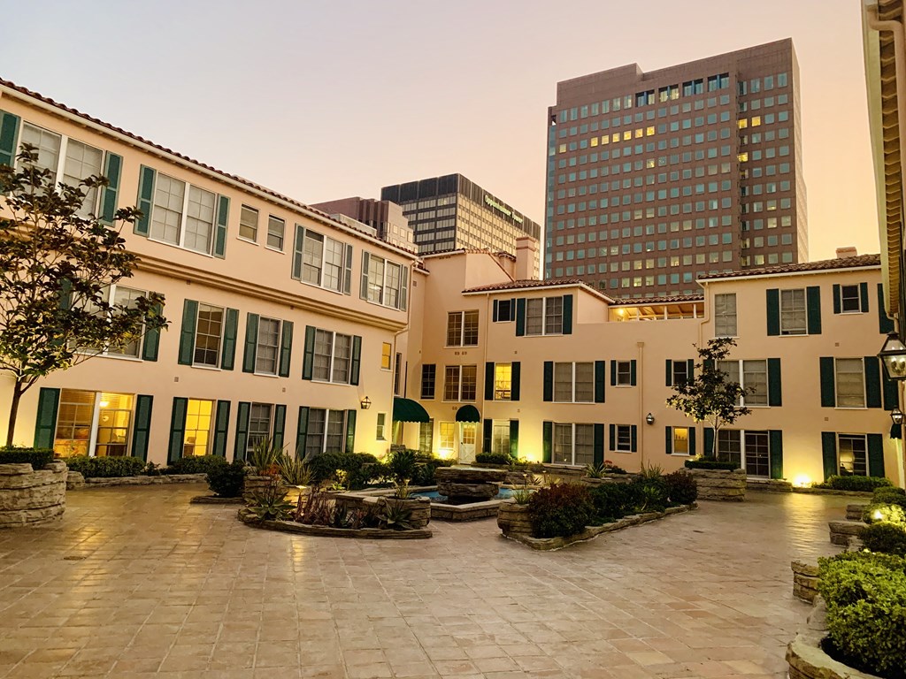 Lindbrook Manor Apartments