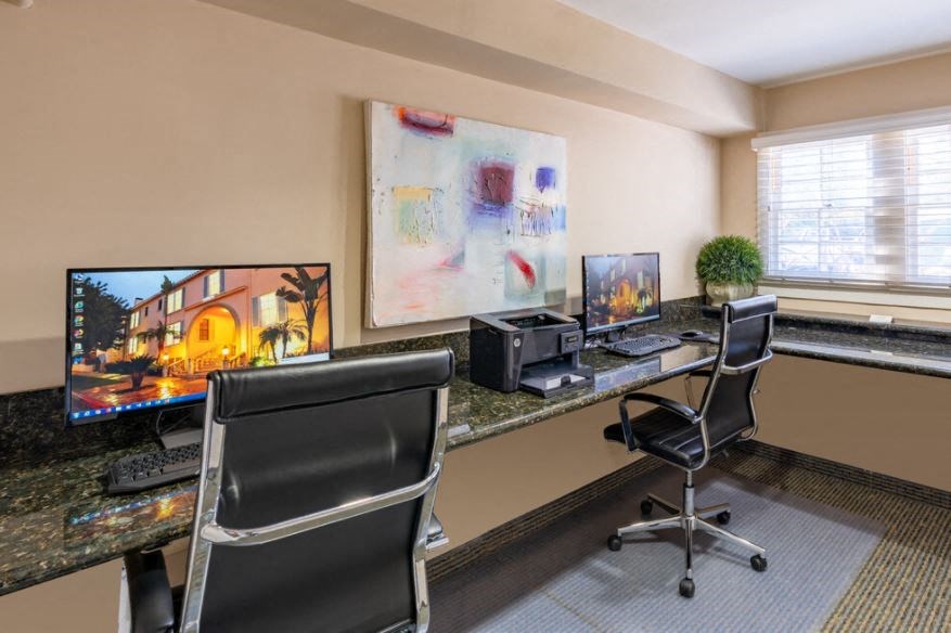 Lindbrook Manor Apartments Business Center