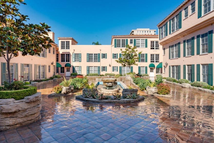 Lindbrook Manor Apartments Courtyard