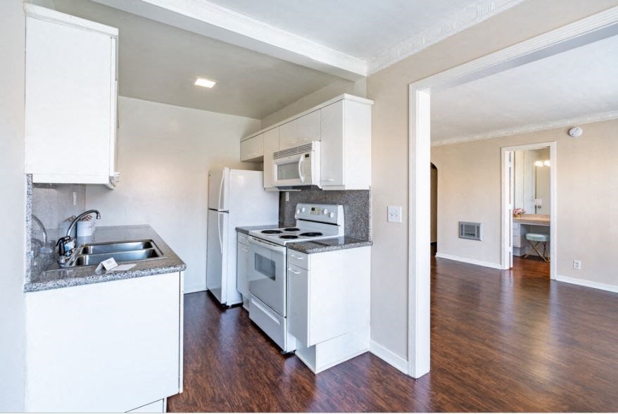 Lindbrook Manor Apartments Kitchen