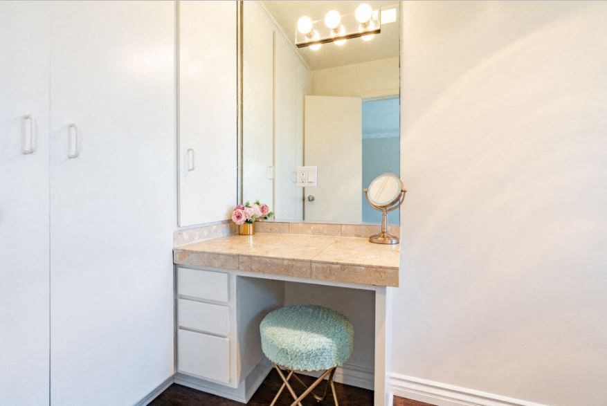 Lindbrook Manor Apartments bathroom