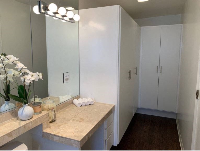 Lindbrook Manor Apartments bathroom