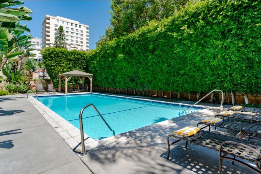 Lindbrook Manor Apartments Pool