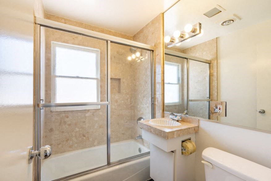 Lindbrook Manor Apartments bathroom