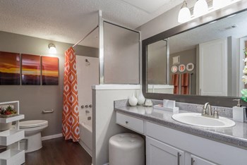 large bathroom and tub - Photo Gallery 5