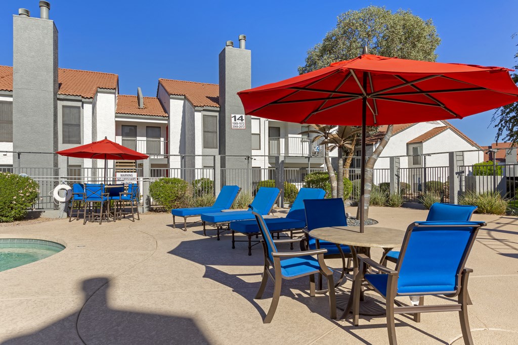 Swimming Pool and Lounge