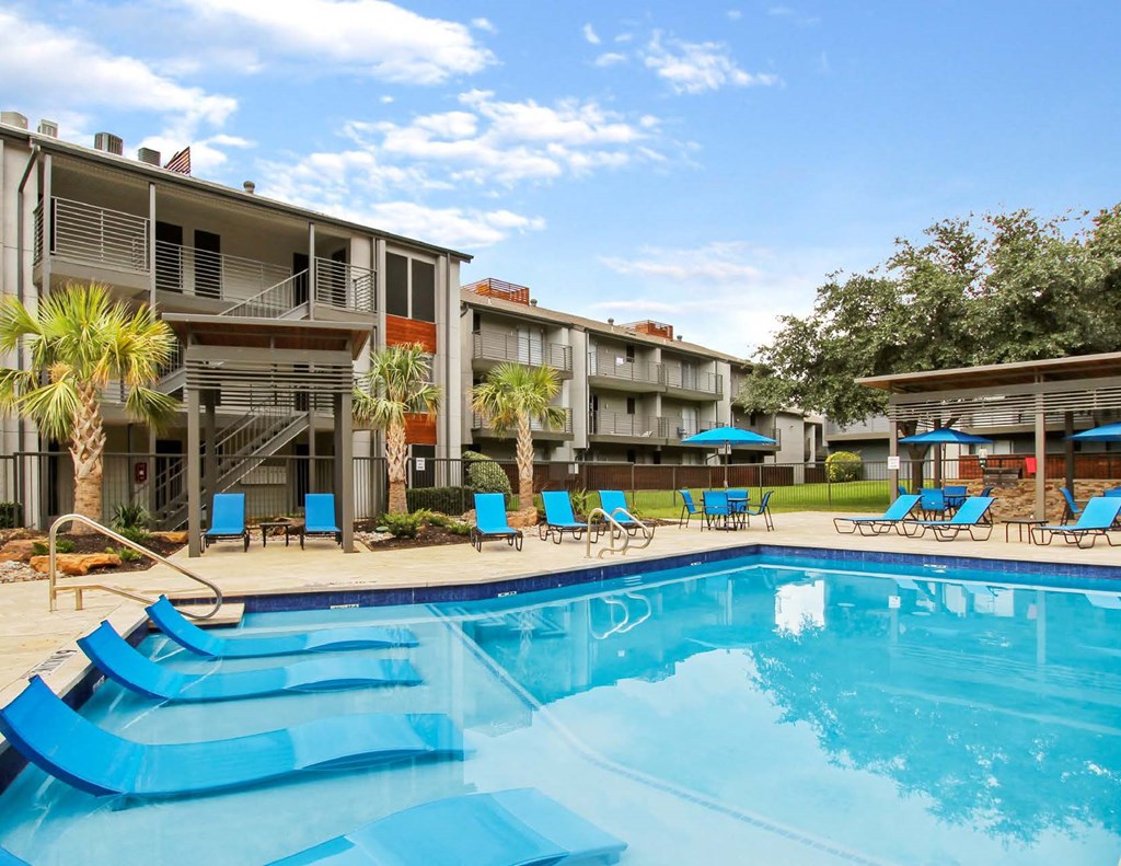 3800 on Portland, Pool