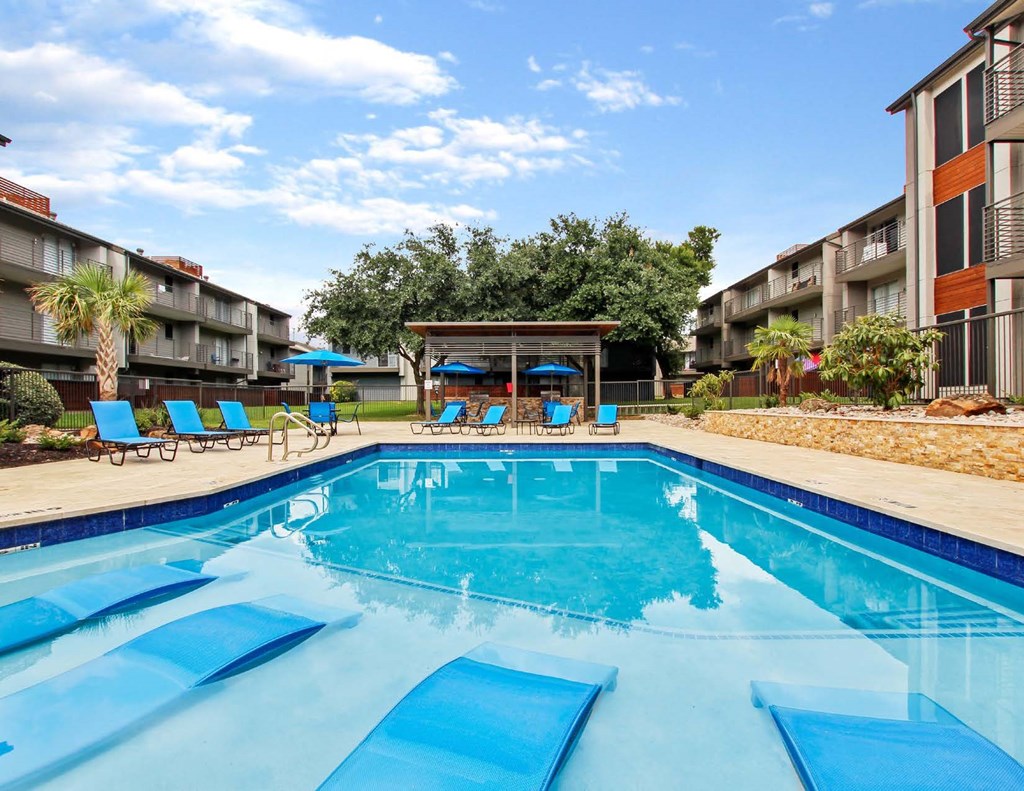 3800 on Portland, Pool