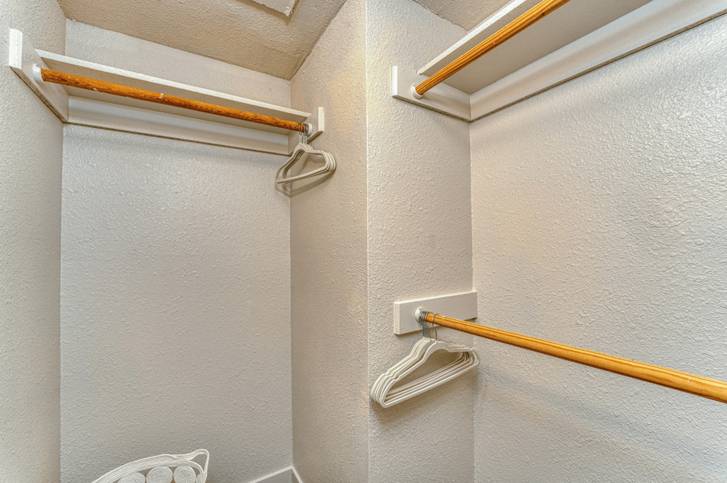 Las Brisas Walk-In Closet