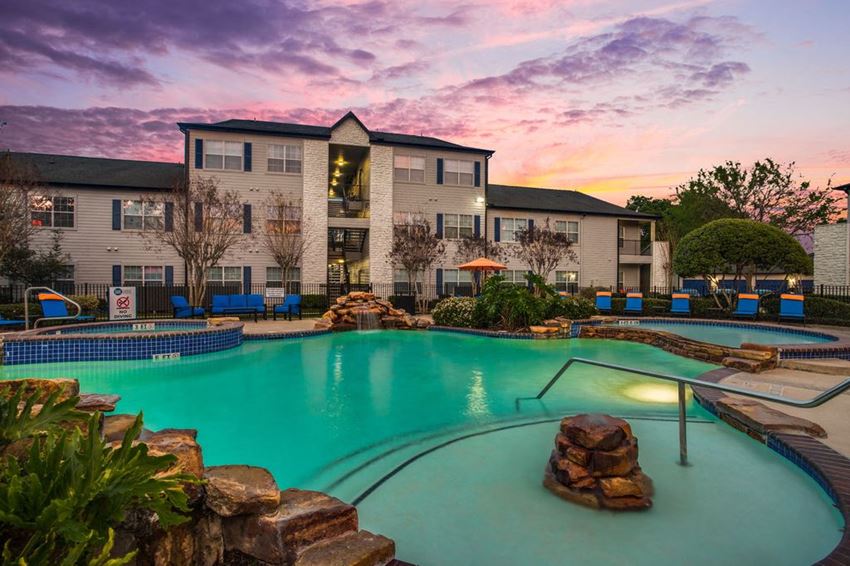 Resort-style pool and spa - Photo Gallery