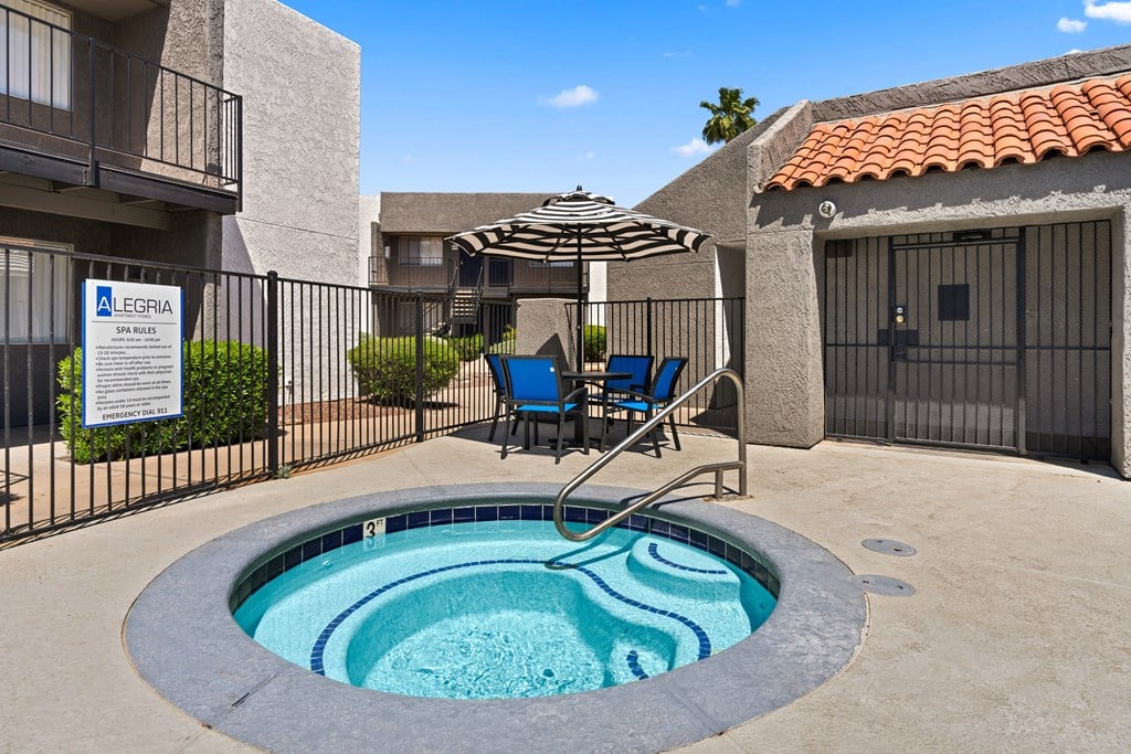 hot tub at the enclave at woodbridge apartments in sugar land, tx