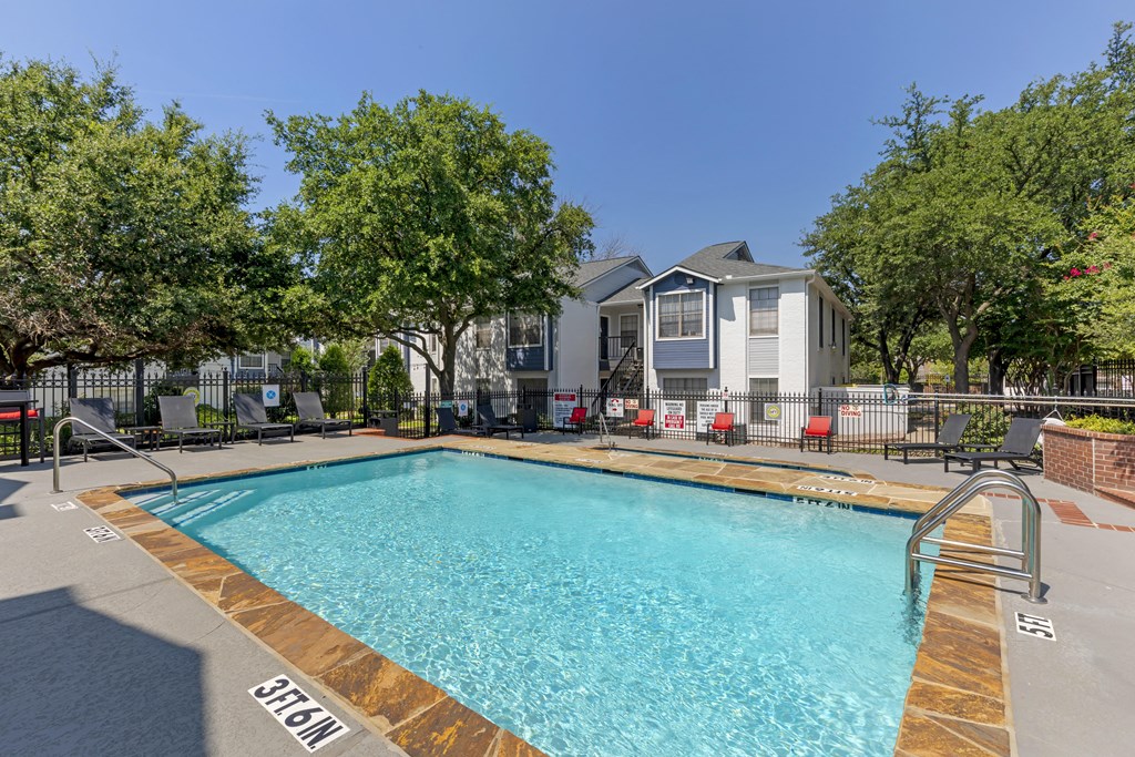 Swimming Pool and Lounge