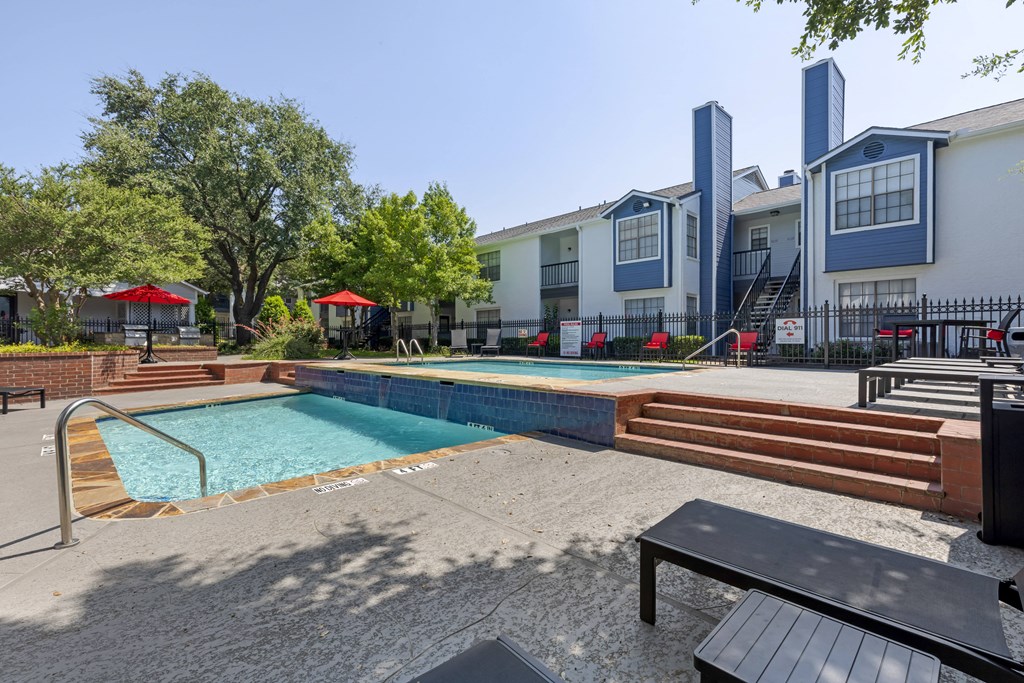 Swimming Pool and Lounge