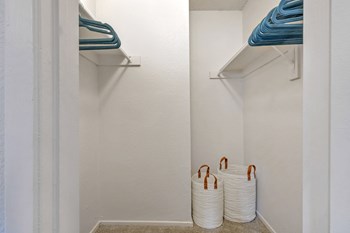 2505 Thomason Circle 1-2 Beds Apartment for Rent - Photo Gallery 4