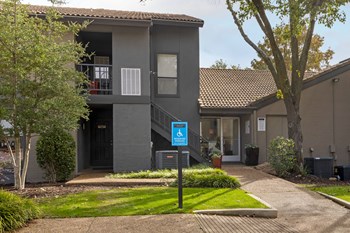 Las Colinas Heights Apartments