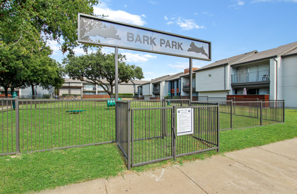 3800 on Portland, Pet Park