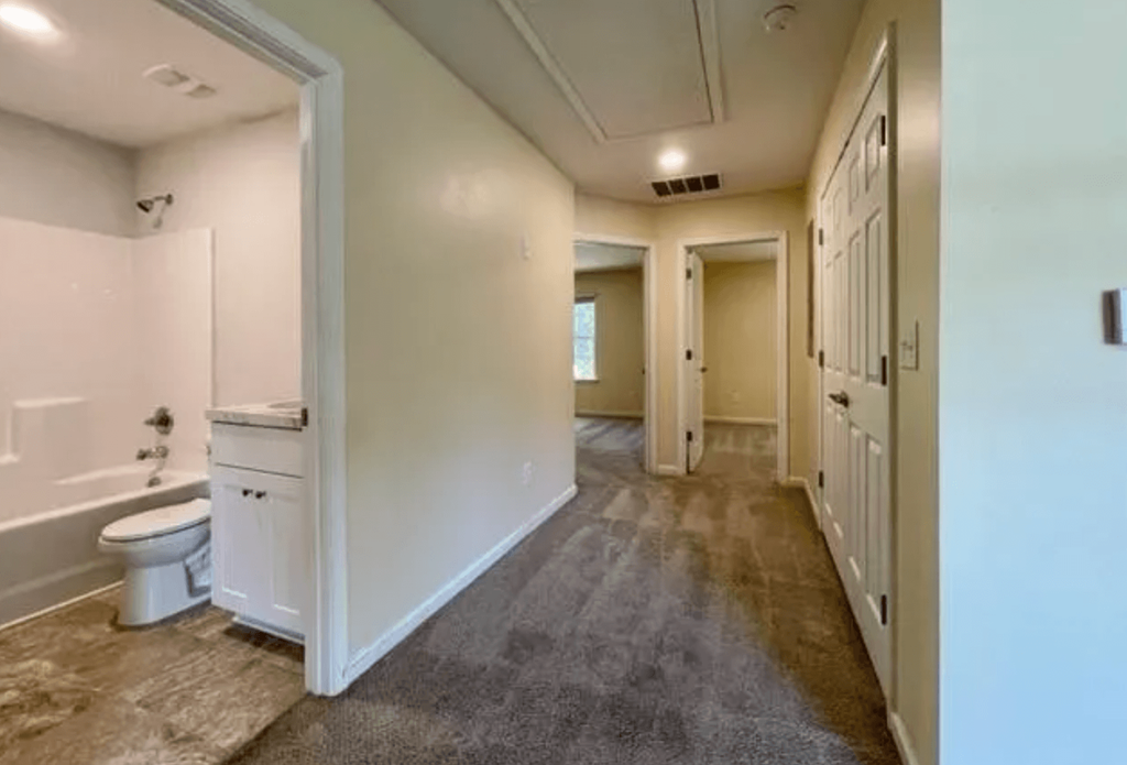Collins Vineyard Townhomes I Second Bathroom w/ Garden Tub