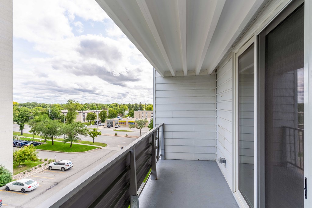 additional photo for property listing at chic digs with room to stretch out in the village 22 car