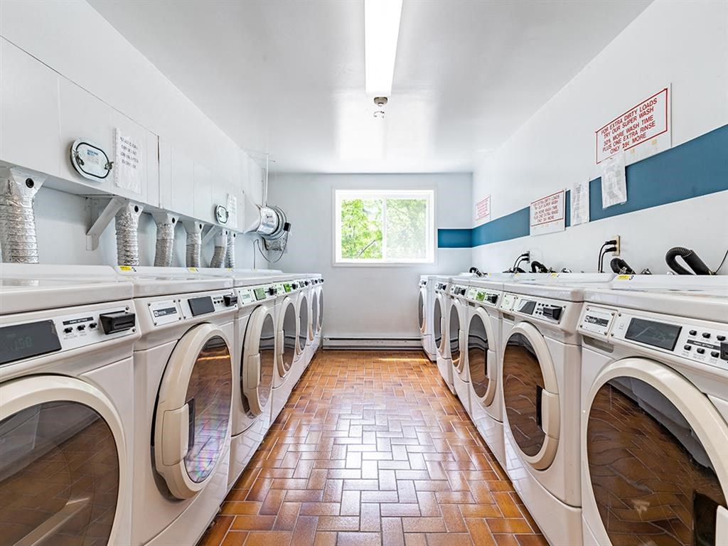 a washer and dryer room with many washing machines