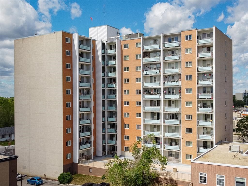 a view of an apartment building from the outside
