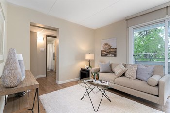 1590 Henderson Hwy 1 Bed Apartment for Rent - Photo Gallery 2
