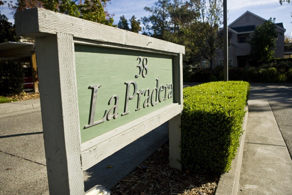 a sign in front of a house that says la première