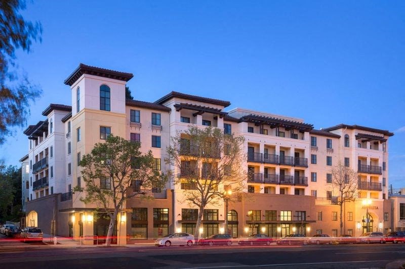 a large building with cars parked in front of it