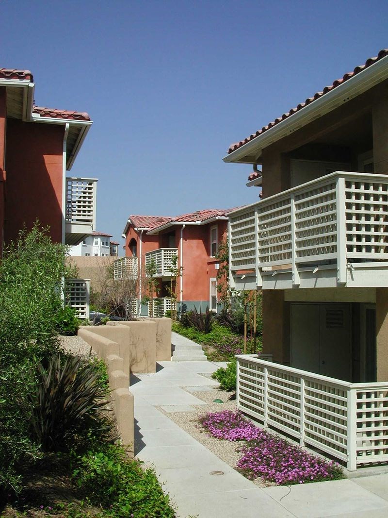 a sidewalk in front of some apartments