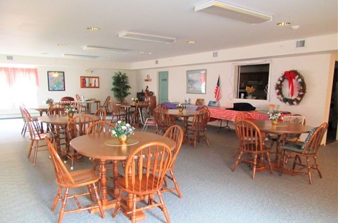 A dining room with a round table and chairs.