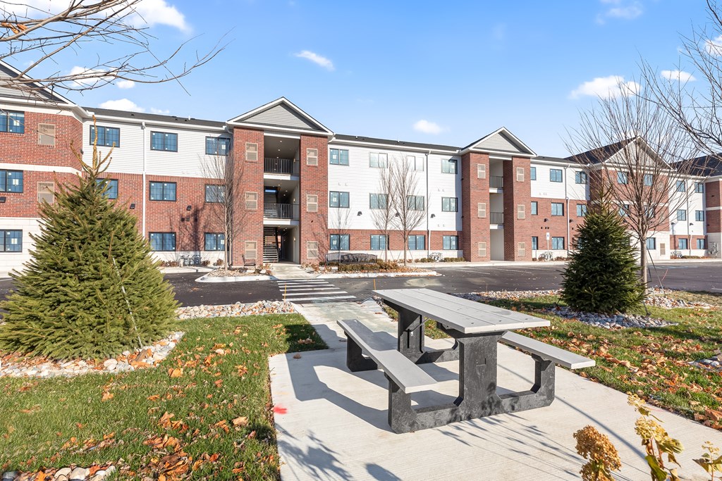a picnic table in front of an apartment building