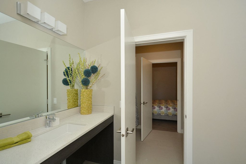 Centro Residential Rental Property 4 pce bath