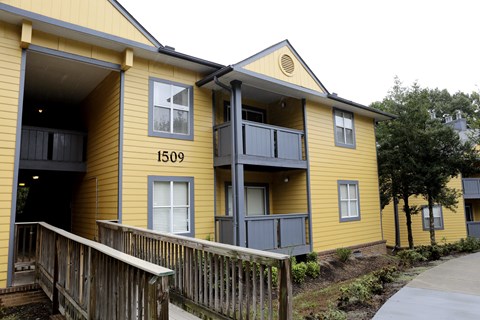 A yellow building with the number 1509 on it.