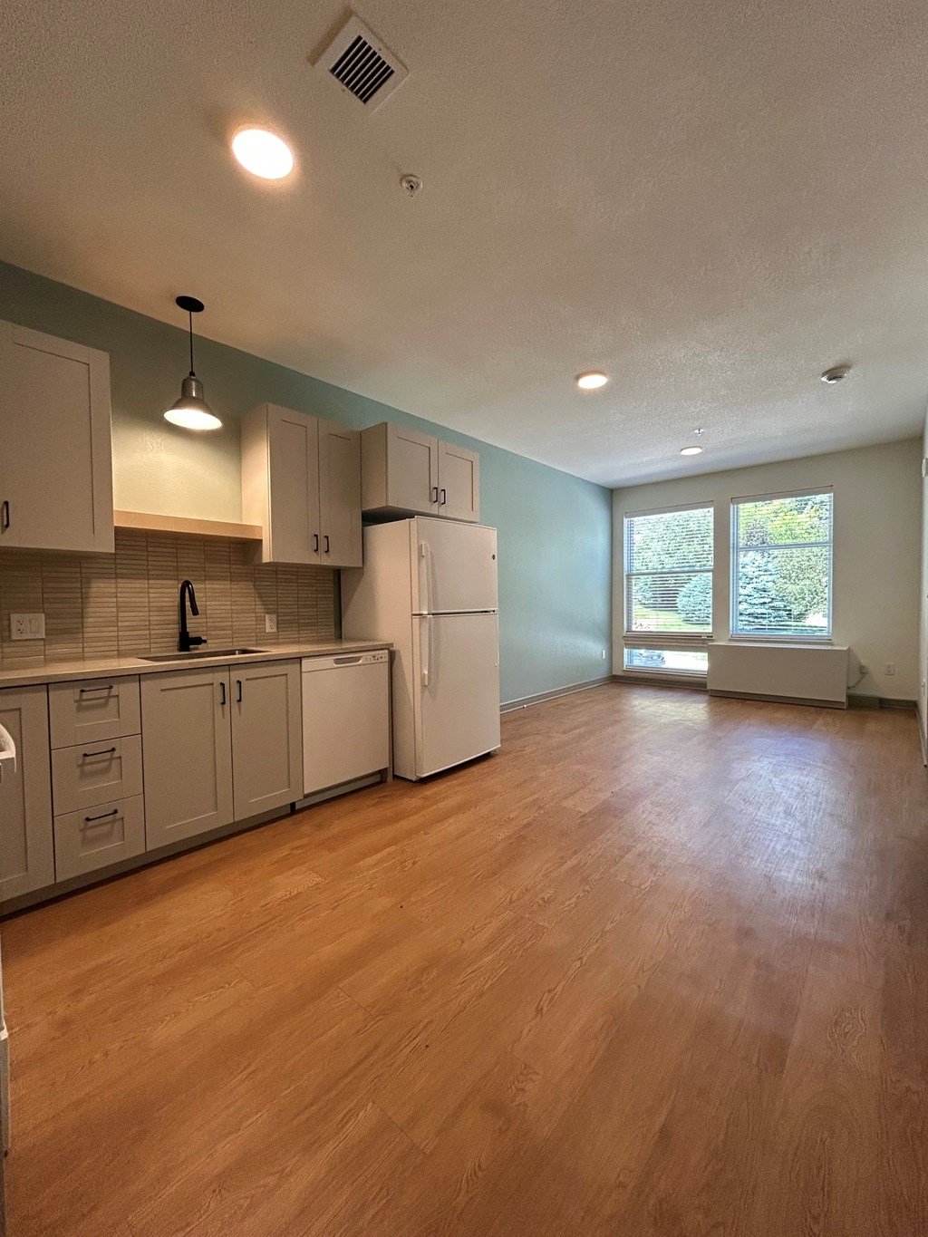 A kitchen with wooden floors and white appliances.at Benedict, The, GLENWOOD SPRINGS, CO