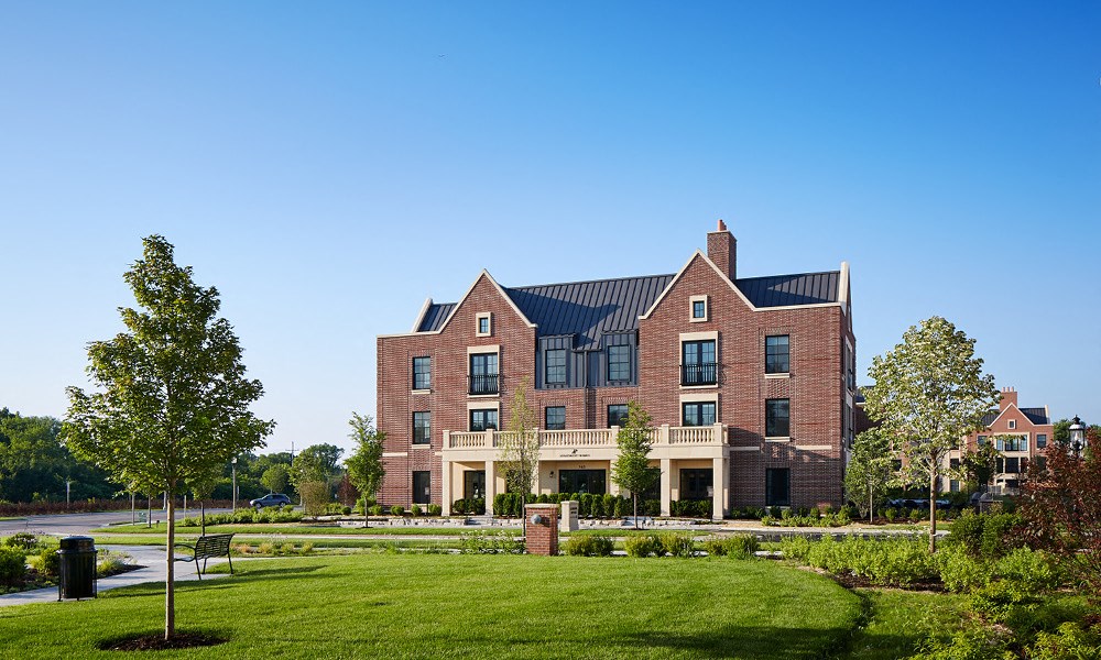 exterior view of Kelmscott Park Apartments in Lake Forest, IL