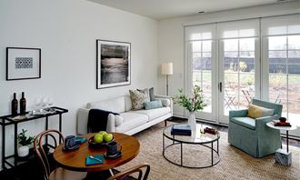 Bright and open living area - Kelmscott Park Apartment Homes