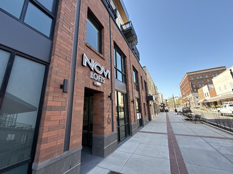 A building with the sign "NOM LOIS" on the front.