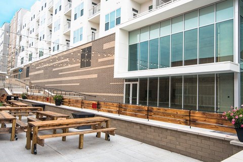 Outdoor dining space at apartments near Amtrak Kannapolis